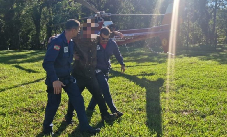 Trilheiro desaparecido há cinco dias é resgatado com vida após sobreviver em mata de Joinville O desaparecimento de Ezequiel Marcos Ferreira, de 27 anos, teve um desfecho positivo na manhã deste domingo (31). Após cinco dias sem contato com familiares e equipes de resgate, o jovem foi encontrado com vida em uma área próxima ao Morro Pelado, em Joinville, uma região conhecida pela dificuldade das trilhas e pela vegetação densa. Segundo informações da operação de busca, Ezequiel se perdeu durante o percurso e passou os últimos dias tentando encontrar uma saída pela mata. Sem acesso a alimentos durante o período, ele teria seguido o curso de um rio até chegar nas proximidades da Estação de Tratamento de Água do Piraí, onde acabou sendo localizado por volta das 9h30. Quando foi encontrado, o trilheiro estava consciente e conseguia se comunicar, mas apresentava sinais de hipotermia, desidratação, desnutrição e ferimentos leves. Após receber atendimento inicial no local, ele foi levado de helicóptero ao Hospital Municipal São José para avaliação médica. As buscas mobilizaram uma grande força-tarefa ao longo da semana, reunindo bombeiros, socorristas comunitários e voluntários. Durante os trabalhos, foram encontrados objetos ligados ao jovem, como sua motocicleta, uma camiseta e garrafas deixadas na mata. A principal hipótese é que ele tenha se desorientado em uma das diversas trilhas secundárias existentes na região e se afastado do caminho principal.