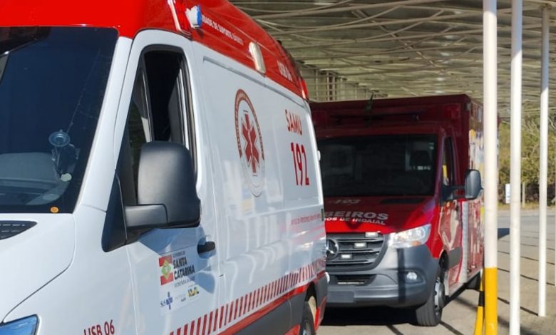 Queda de árvore deixa homem com suspeita de lesão na coluna em Indaial