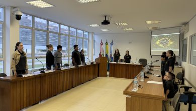 Parlamento Jovem de Timbó cobra melhorias em calçadas, roçadas e uniformes escolares