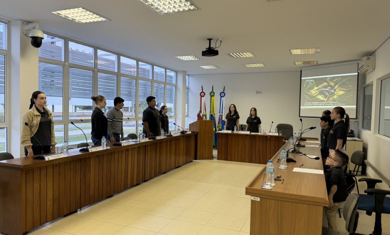 Parlamento Jovem de Timbó cobra melhorias em calçadas, roçadas e uniformes escolares