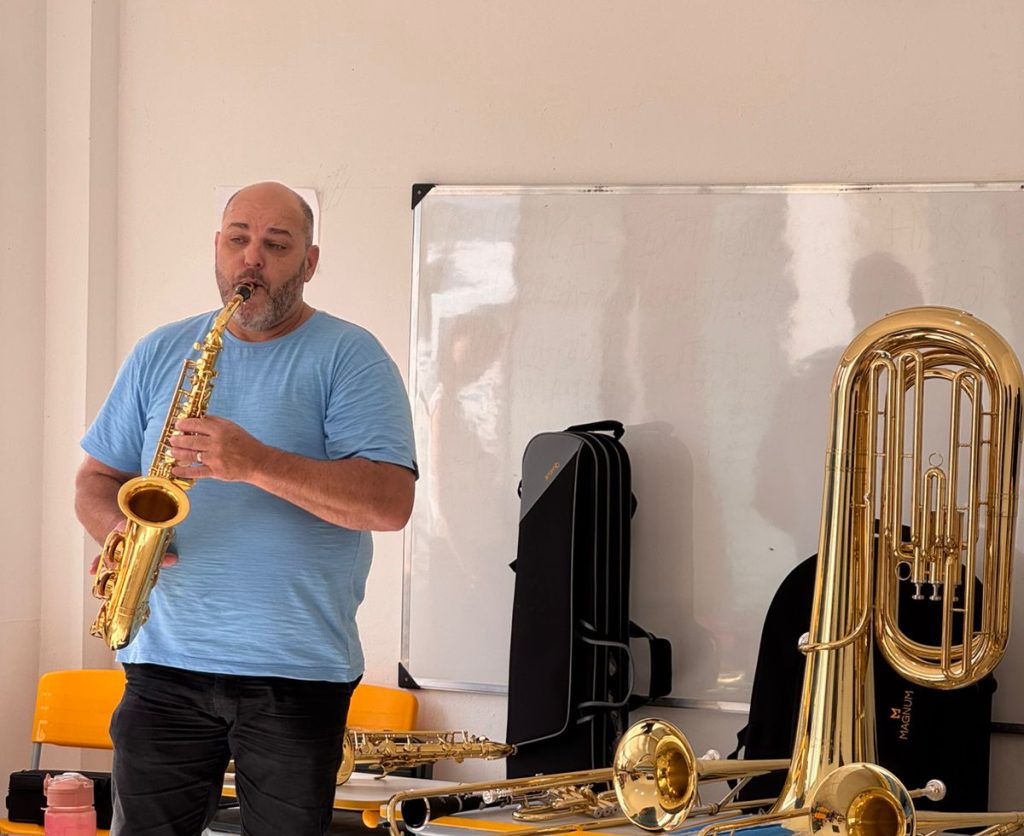 Rodeio investe em música e entrega novos instrumentos para alunos da rede municipal