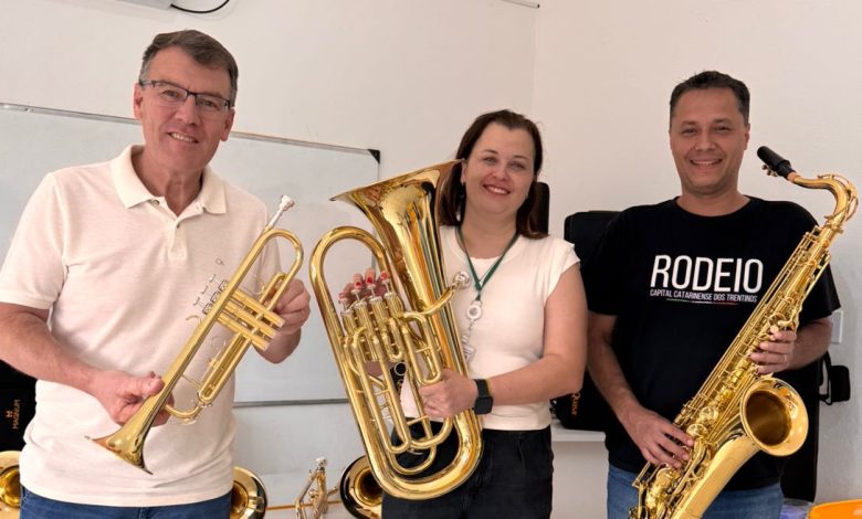 Rodeio investe em música e entrega novos instrumentos para alunos da rede municipal