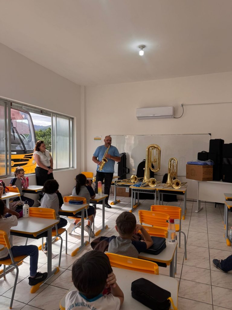 Rodeio investe em música e entrega novos instrumentos para alunos da rede municipal