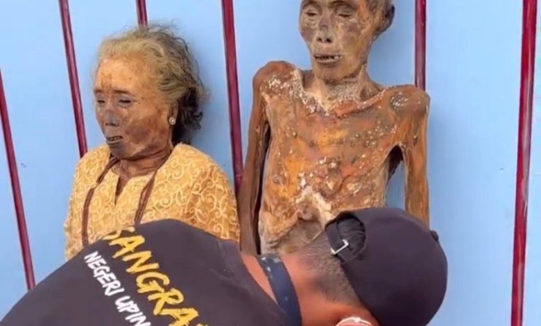 Eles desenterram os mortos, trocam suas roupas e celebram a memória: o ritual da Indonésia que impressiona o mundo
