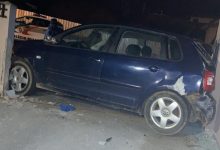 Motorista embriagado perde controle, invade calçada e colide contra garagem de residência em Pomerode