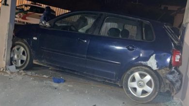 Motorista embriagado perde controle, invade calçada e colide contra garagem de residência em Pomerode