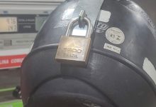 O que tinha dentro? Capacete com cadeado vira cena curiosa em posto