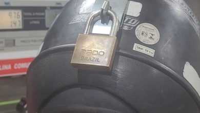 O que tinha dentro? Capacete com cadeado vira cena curiosa em posto