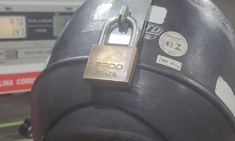 O que tinha dentro? Capacete com cadeado vira cena curiosa em posto