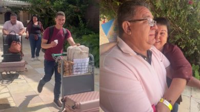 Filho leva pais para conhecer o mar pela primeira vez e momento emocionante marca viagem em família