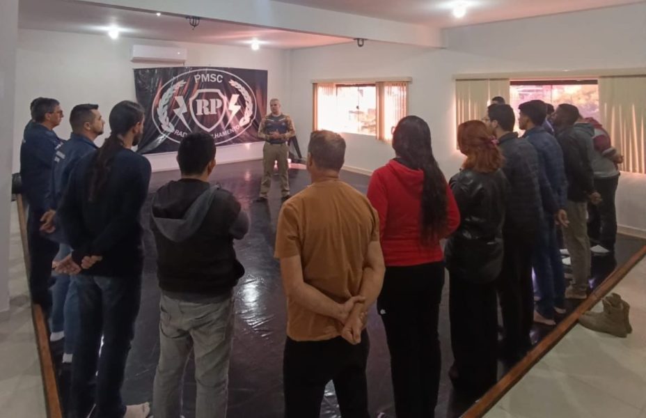 Agentes escolares de Timbó recebem treinamento da PM sobre como agir em possíveis ataques e situações de risco