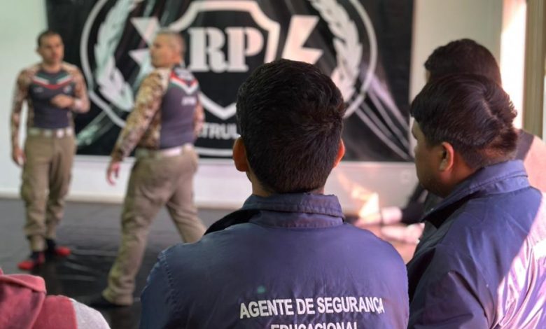 Agentes escolares de Timbó recebem treinamento da PM sobre como agir em possíveis ataques e situações de risco