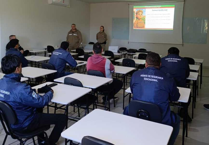 Agentes escolares de Timbó recebem treinamento da PM sobre como agir em possíveis ataques e situações de risco
