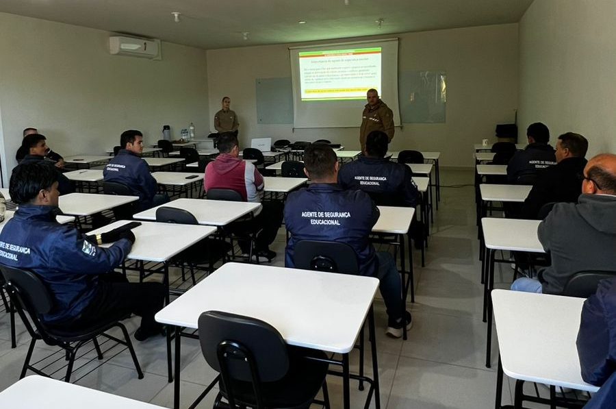 Agentes escolares de Timbó recebem treinamento da PM sobre como agir em possíveis ataques e situações de risco