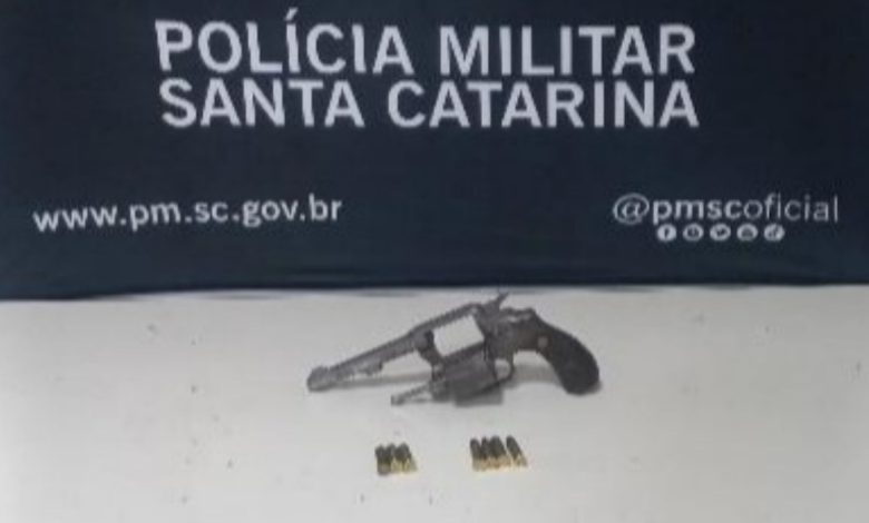 Discussão por som alto em Dia das Mães termina com disparo de arma de fogo e prisão em Blumenau