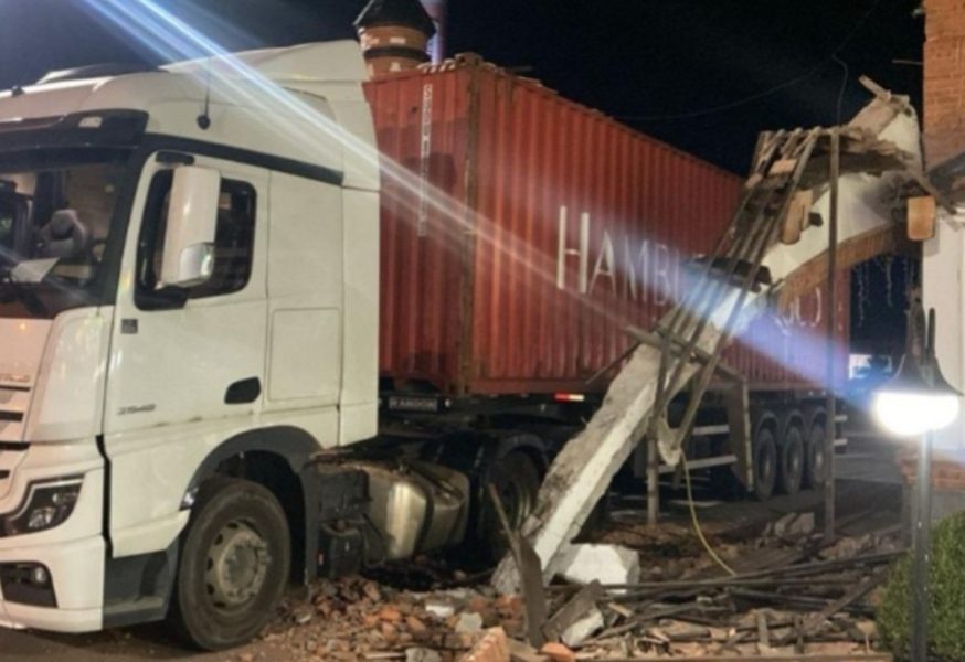 Caminhoneiro erra passagem e acaba destruindo parte de um dos maiores símbolos turísticos de Pomerode