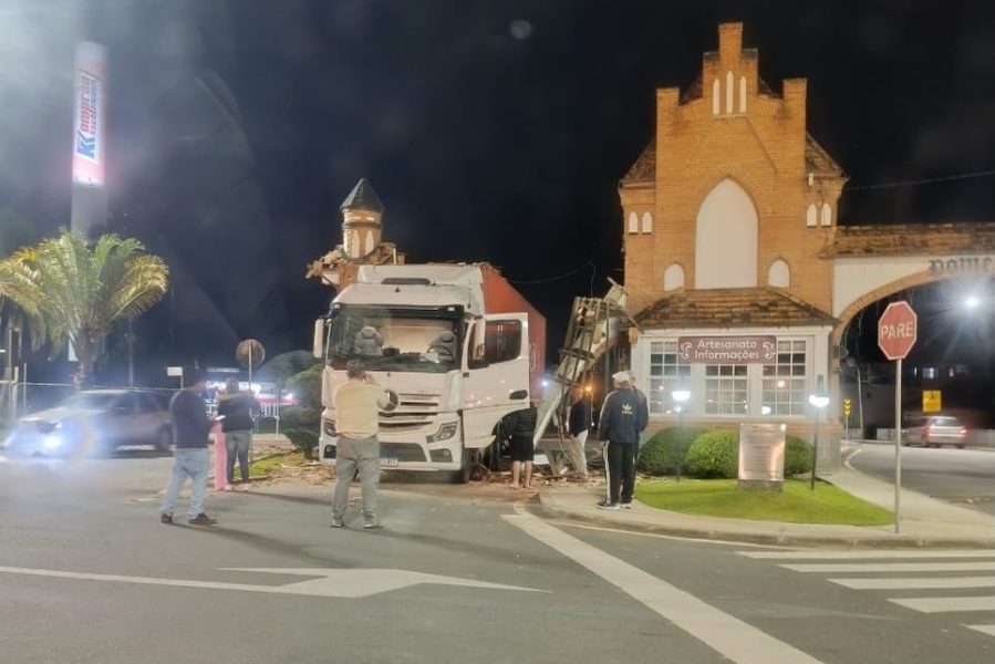 Caminhoneiro erra passagem e acaba destruindo parte de um dos maiores símbolos turísticos de Pomerode