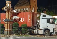 Caminhoneiro erra passagem e acaba destruindo parte de um dos maiores símbolos turísticos de Pomerode