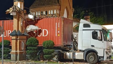 Caminhoneiro erra passagem e acaba destruindo parte de um dos maiores símbolos turísticos de Pomerode