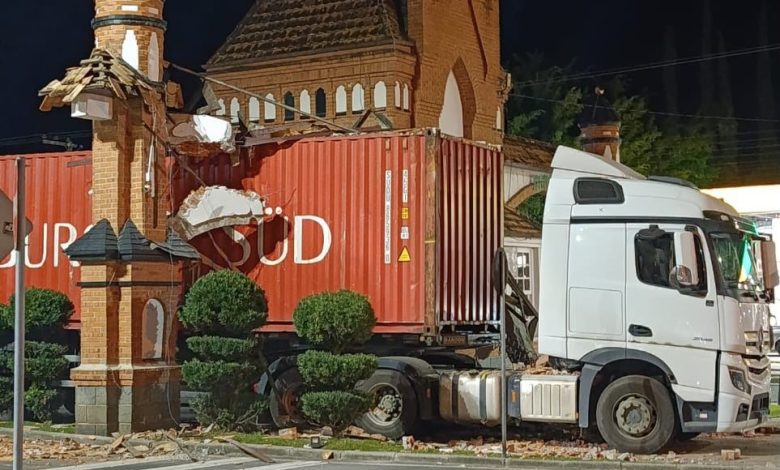 Caminhoneiro erra passagem e acaba destruindo parte de um dos maiores símbolos turísticos de Pomerode