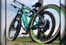 Criminoso rompe cadeado e furta bicicleta em frente a comércio de Indaial e foge antes da chegada da PM