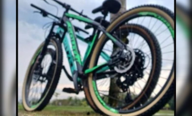Criminoso rompe cadeado e furta bicicleta em frente a comércio de Indaial e foge antes da chegada da PM