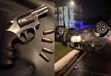 Após sair de festa, motorista embriagado capota carro e acaba preso com arma carregada em Timbó