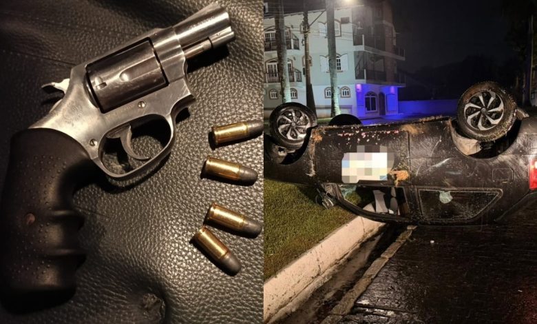 Após sair de festa, motorista embriagado capota carro e acaba preso com arma carregada em Timbó