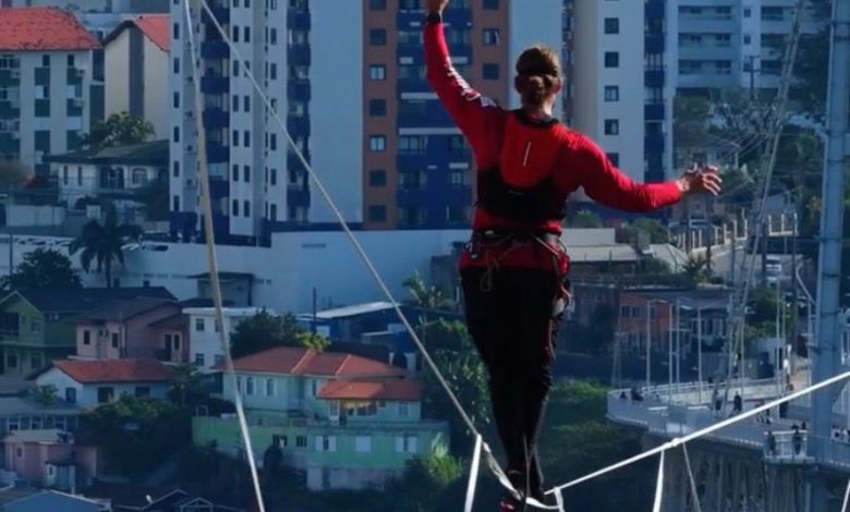 Brasileiro Rafael Bridi atravessa 605 metros em Florianópolis e conquista maior highline urbano da América Latina