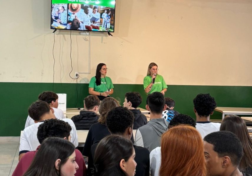 Sicredi leva educação financeira às escolas com ações para crianças e adolescentes em diversas regiões do Brasil