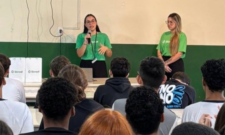 Sicredi leva educação financeira às escolas com ações para crianças e adolescentes em diversas regiões do Brasil