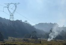 URGENTE: Helicóptero atinge torre de energia e cai em Pomerode; equipes confirmam óbito no local