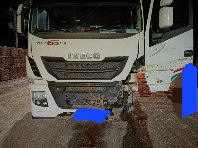 Colisão entre carreta e dois carros deixa uma vítima fatal e feridos em estado grave na BR-470, em Apiúna