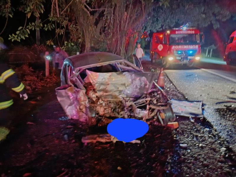 Colisão entre carreta e dois carros deixa uma vítima fatal e feridos em estado grave na BR-470, em Apiúna
