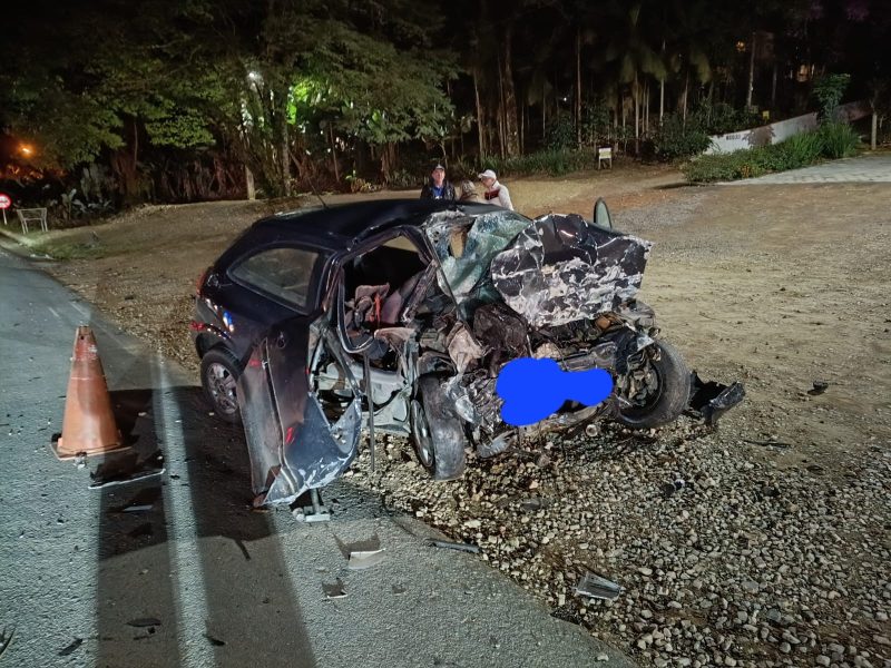 Colisão entre carreta e dois carros deixa uma vítima fatal e feridos em estado grave na BR-470, em Apiúna