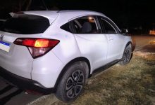 Após subir com veículo em meio-fio, motorista tenta sair do local e é preso por embriaguez em Indaial