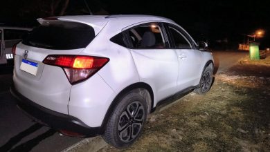 Após subir com veículo em meio-fio, motorista tenta sair do local e é preso por embriaguez em Indaial