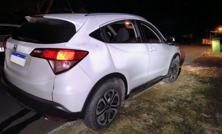 Após subir com veículo em meio-fio, motorista tenta sair do local e é preso por embriaguez em Indaial
