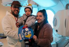 Máscara da Galinha Pintadinha transforma sessões de radioterapia e emociona família de menino de 2 anos em Blumenau
