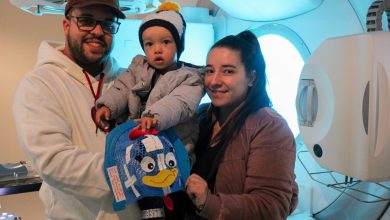 Máscara da Galinha Pintadinha transforma sessões de radioterapia e emociona família de menino de 2 anos em Blumenau