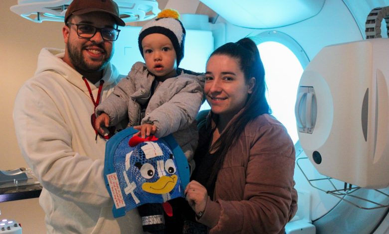 Máscara da Galinha Pintadinha transforma sessões de radioterapia e emociona família de menino de 2 anos em Blumenau