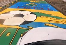 Casal transforma 300 metros de rua em espetáculo para a Copa e resgata tradição que marcou gerações