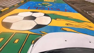 Casal transforma 300 metros de rua em espetáculo para a Copa e resgata tradição que marcou gerações