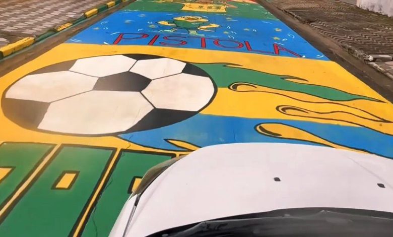 Casal transforma 300 metros de rua em espetáculo para a Copa e resgata tradição que marcou gerações