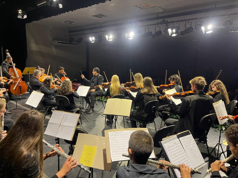 Emoção e talento marcaram celebração de quatro anos da Orquestra Experimental SensibilizArte em Indaial