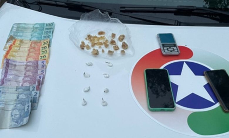 Homem tenta fugir ao perceber chegada da PM, mas acaba preso com drogas e dinheiro em Apiúna