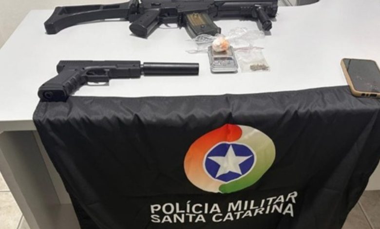 Homem tenta fugir ao perceber aproximação da PM, mas termina preso por tráfico de drogas em Pomerode
