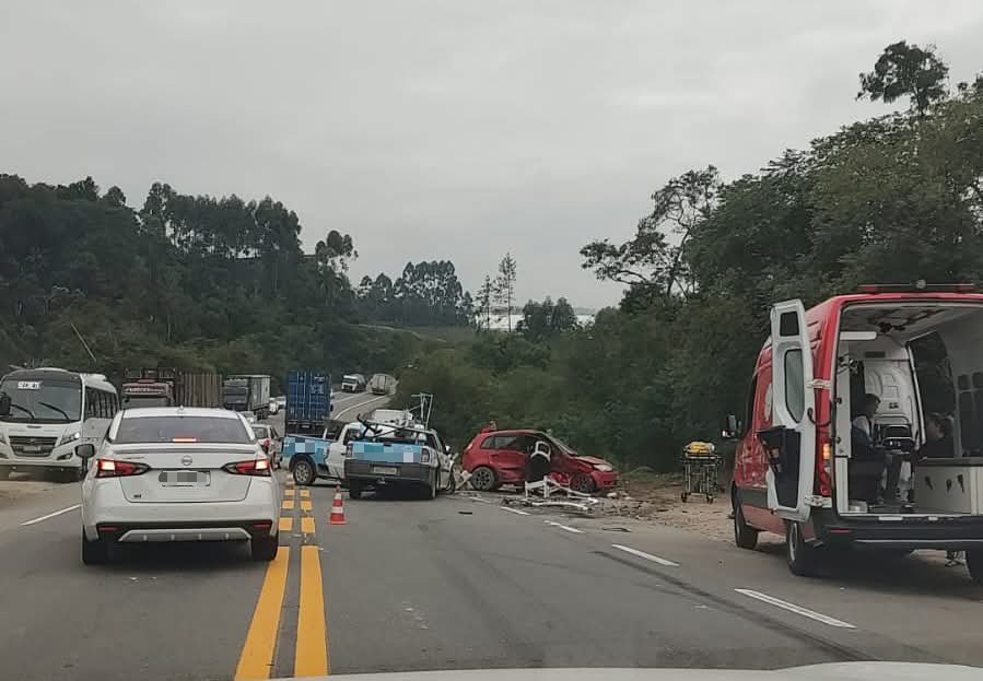 Acidente envolvendo três veículos deixa quatro pessoas feridas na BR-470 em Lontras
