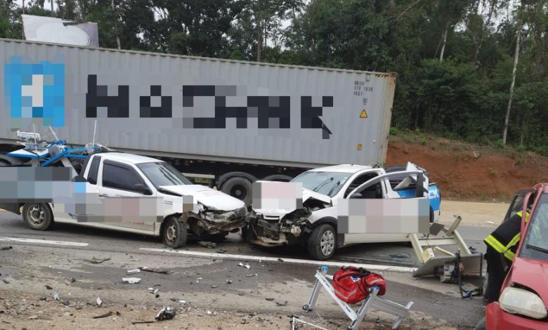 Acidente envolvendo três veículos deixa quatro pessoas feridas na BR-470 em Lontras