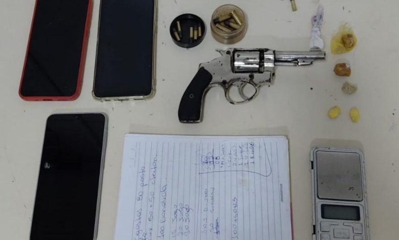 Operação da PM em Indaial termina com apreensão de drogas, arma irregular e dois presos